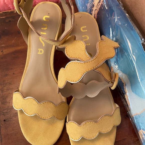 Yellow gold sandals Unisa suede EUC size 6.5.  Heel 2.5. Smoke/pet free home. - Picture 8 of 10
